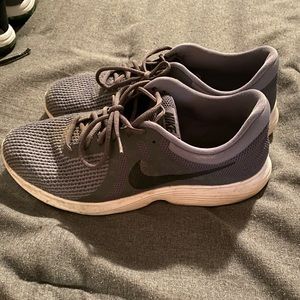 Men’s Nike tennis shoes